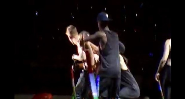 Fã invade palco e agarra Justin Bieber (Foto: Reprodução / Youtube)