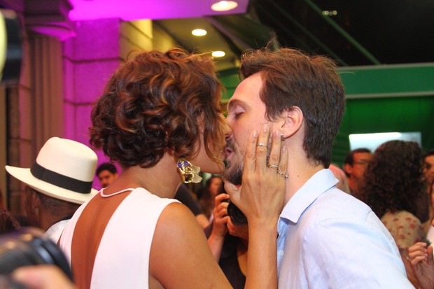 Camila Pitanga beija Igor Angelkorte no Festival do Rio (Foto: Anderson Borde/Ag. News)
