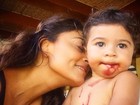 Juliana Paes posa com o filho sujo de picolé de uva