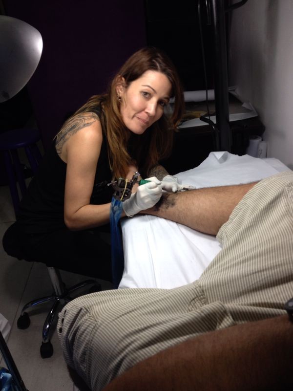 Júnior, ex-bbb faz tatuagem (Foto: Divulgação)
