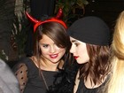 Selena Gomez usa tiara de diabinha para comemorar aniversário
