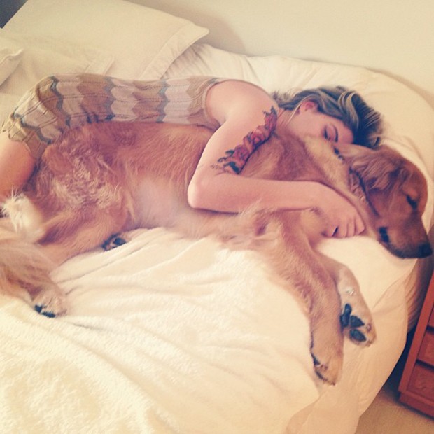 Luma Costa posta foto com o cachorro (Foto: Instagram / Reprodução)