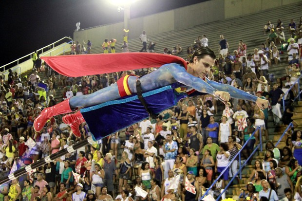 Paulo Dalagnoli voa pela Sapucaí com ajuda de maca (Foto: Marcos Ferreira / Brazil News)