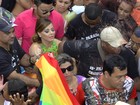 Vivi Araújo leva banho de refrigerante em parada gay: 'Lamentável'