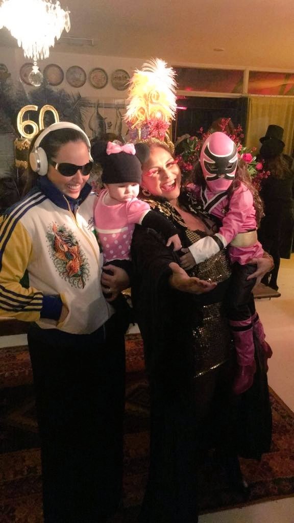Fafá de Belém com as filhas e as netas em sua festa de aniversário de 60 anos (Foto: Reprodução/Twitter)