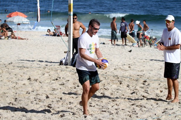 Rodrigo Hilbert na praia (Foto: André Freitas / AgNews)