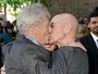 Patrick Stewart beija o amigo Sir Ian McKellen em estreia de filme