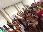 Amanda Djehdian, do 'BBB 15', usa 'pau de selfie' ao posar com fãs