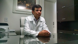  Dr. Guilherme Moreira Araújo, médico de Celso Santabanes, o Ken Humano (Foto: EGO)