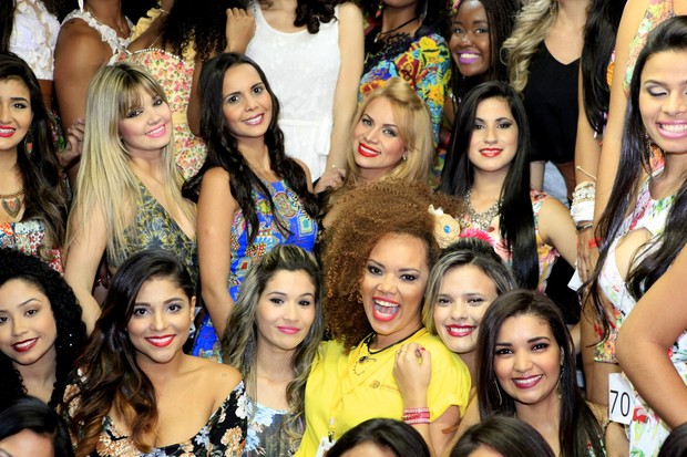 Lucinha Nobre (de amarelo) com as candidatas ao Beleza Nordestina 2015 (Foto: Isac Luz/EGO)