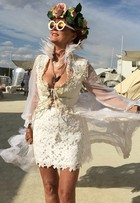 Katy Perry, Cara Delevingne... Os looks dos famosos no Burning Man 2015
