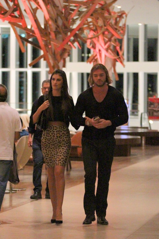 Thor Batista vai ao cinema com a namorada no Rio (Foto: Fábio Moreno/AgNews)