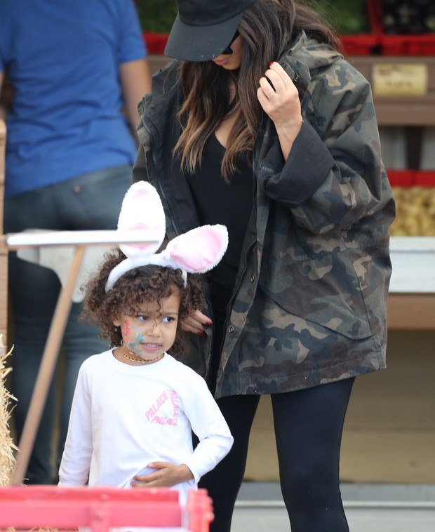 X17 - Kim Kardashian West e a filha North West em Los Angeles, nos Estados Unidos (Foto: X17online/ Agência)