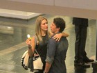 Fiorella Mattheis troca carinhos com o marido em shopping do Rio