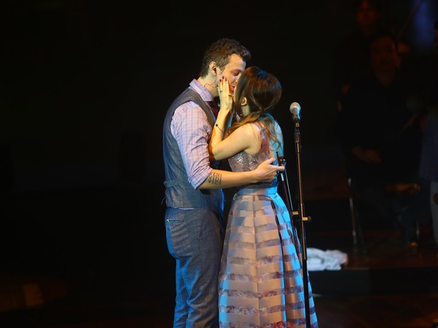 Sandy e Lucas se beijam em show em São Paulo (Foto: Iwi Onodera/ EGO)