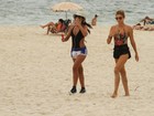 Grazi Massafera exibe boa forma em praia do Rio