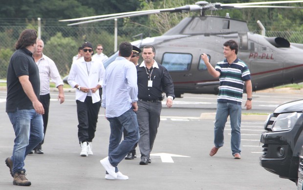 Neymar chega de helicóptero em Campinas (Foto: Thiago Duran / AgNews)