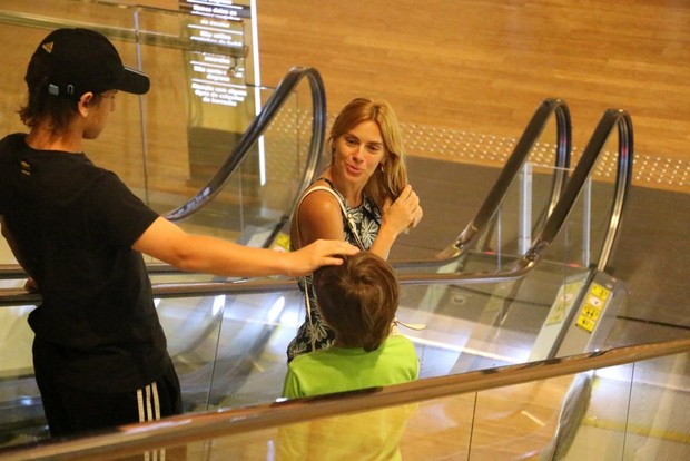 Carolina Dieckmann no shopping com os filhos (Foto: Marcus Pavão / AgNews)