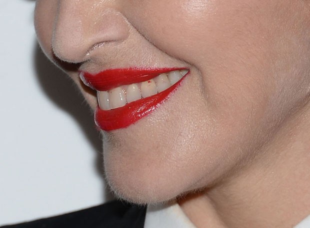 Madonna com o dente sujo de batom em première em Nova York, nos Estados Unidos (Foto: Dimitrios Kambouris/ Getty Images/ AFP)