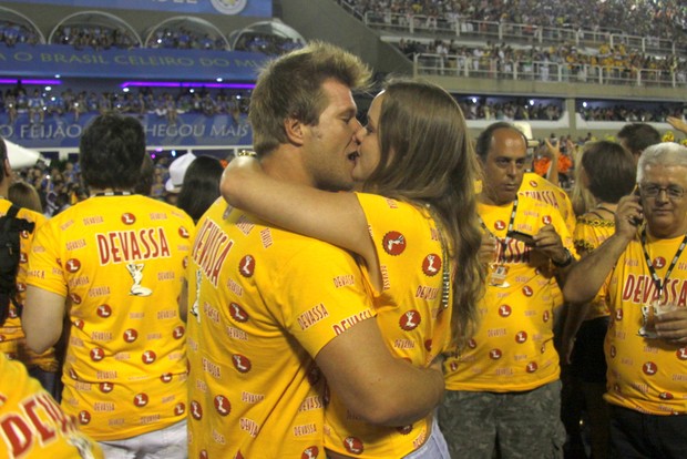 Diego Alemão beija namorada (Foto:  Alex Palarea/Felipe Assumpção)