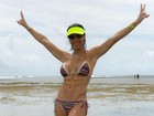 Bella Falconi mostra barriga tanquinho em dia na praia