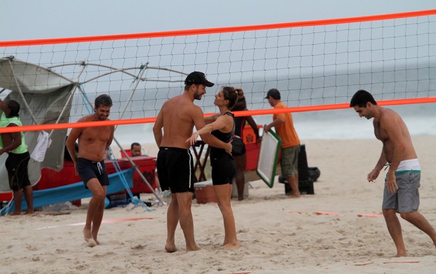 Rodrigo Hilbert e Fernanda Lima jogam vôlei na praia (Foto: Wallace Barbosa / AgNews)