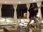 Ex-BBB Rodrigão tenta 'apimentar relação' dançando e quase cai do sofá