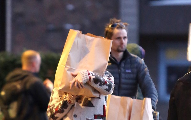 Kate Hudson esconde o rosto durante dia de compras (Foto: The Grosby Group)