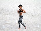 Carolina Dieckmann se exercita na praia e mostra barriga sequinha