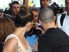 Jennifer Lopez e o namorado se irritam com paparazzi em NY