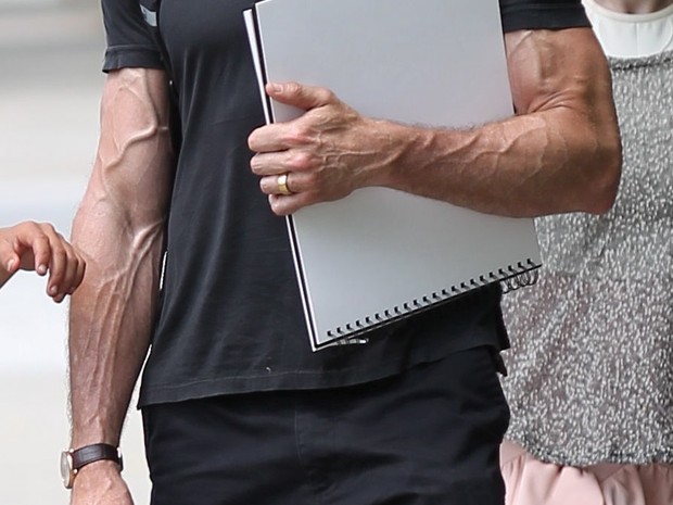 X17 - Detalhe dos braços do ator Hugh Jackman (Foto: X17/ Agência)
