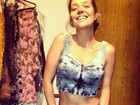 Luiza Possi mostra barriga sequinha em prova de roupa