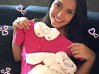 Thais Fersoza, grávida, mostra peças de enxoval de Melinda: 'Apaixonada'