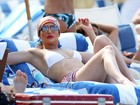 Jennifer Lopez usa biquíni branco e exibe boa forma em praia em Miami