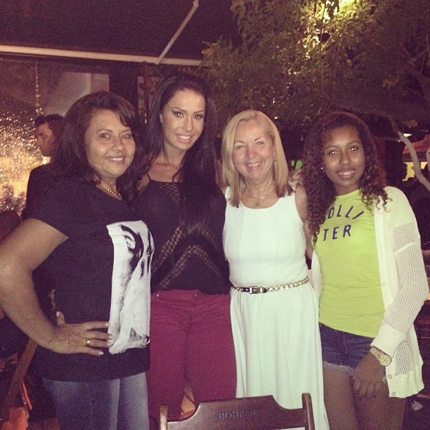 Gracyanne Barbosa com a mãe, Ledir, e com amigos (Foto: Instagram/ Reprodução)