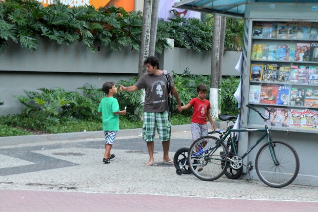 Bruno Mazzeo com o filho e um amiguinho do menino (Foto: Daniel Delmiro/Agnews)