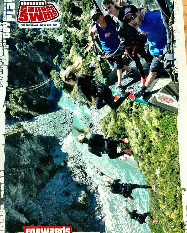 Bárbara Evans pula de bungy jumping na Nova Zelândia  (Foto: Reprodução Instagram)