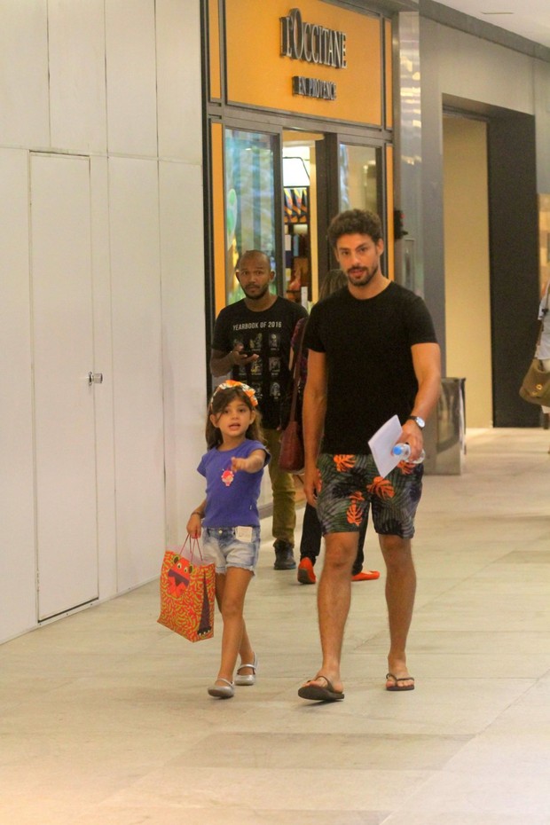 Cauã Reymond e a filha Sofia em shopping (Foto: agnews)