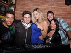 Abraçado com loira, Daniel Rocha ataca de DJ em festa 