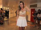 Sereia?! Adriana usa blusa transparente em show no Rio