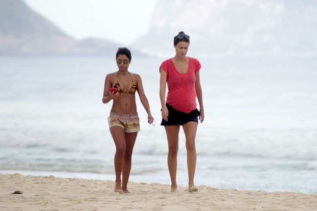 Anna Lima passeia com amiga na praia (Foto: Wallace Barbosa/AgNews)