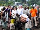 Angelina Jolie é vista novamente com aliança durante visita ao Congo