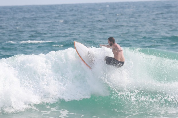 Vladimir Brichta surfa na praia da Barra da Tijuca (Foto: Dilson Silva / Agnews)