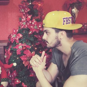 Luan Santana posa com árvore de Natal (Foto: Instagram/ Reprodução)