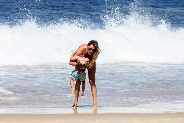 Letícia Birkheuer vai a praia com o filho (Foto: JC pereira/Agnews)