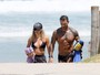 É namoro? Lucas Lucco deixa praia no Rio de mãos dadas com loira