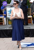 Look do dia: Anne Hathaway usa top cropped e saia mídi em Miami