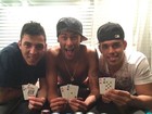 Sem camisa, Neymar posta foto de roda de pôquer  com amigos
