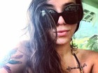 Petra Mattar posa sexy de biquíni e óculos escuros