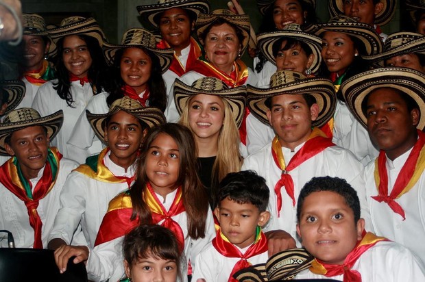 Shakira junto com alunos da Fundação Pies Descalzos (Foto: Reprodução/Instagram)